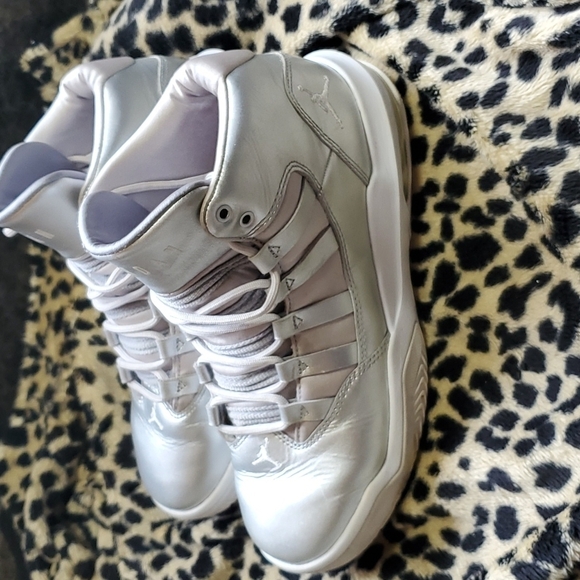 Jordan Max Aura SE Grade School Silver Metallic AV5175-040 5.5 youth - Picture 4 of 8
